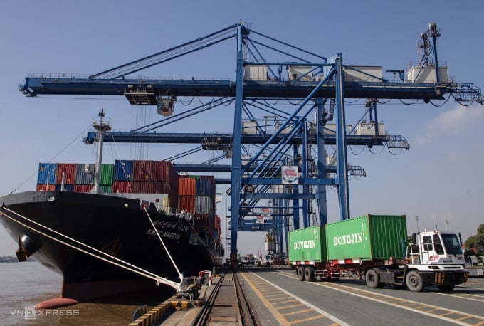 van-chuyen-hang-hoa-di-nuoc-ngoai-tai-cang-cat-lai-gui-hang-di-nuoc-ngoai